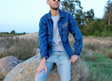 CONFIDENT LOOK TO THE FUTURE WITH JEANS