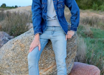 CONFIDENT LOOK TO THE FUTURE WITH JEANS