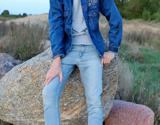 CONFIDENT LOOK TO THE FUTURE WITH JEANS