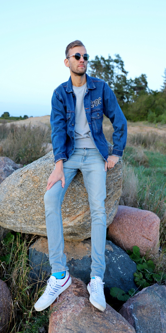CONFIDENT LOOK TO THE FUTURE WITH JEANS